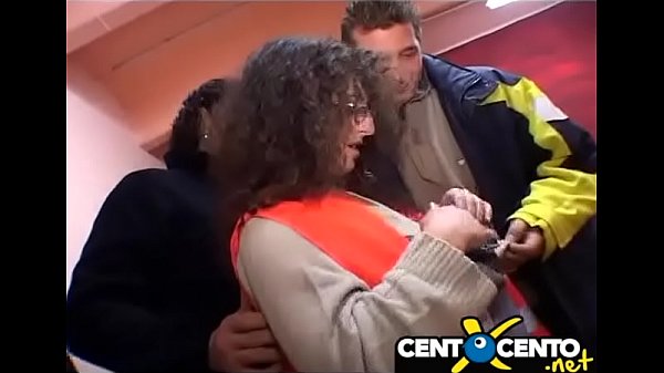 Play MP4 - Gangbang con maiala di Firenze che sborra sul cazzo