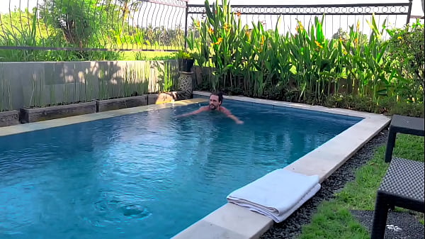 Nonton I Love Eating Her While In The Pool thumbnail