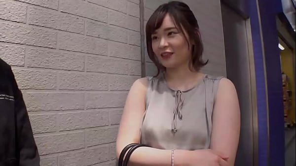 お金に困っている消費者金融利用者にインタビューをし、謝礼金と引き換えにエッチをしちゃおうという企画。今回のターゲットははるなさん。旦那がギャンブルにハマってしまい負けが膨らみ借金