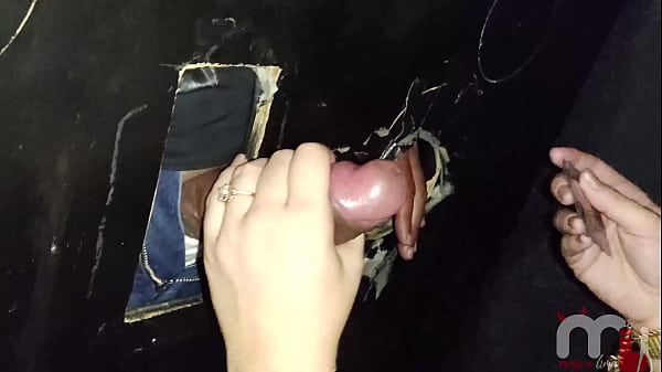 Loirinha safada fode com v&aacute;rios desconhecidos no gloryhole na frente do corno! 