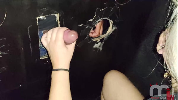 Play MP4 - Loirinha safada fode com v&aacute;rios desconhecidos no gloryhole na frente do corno&excl;