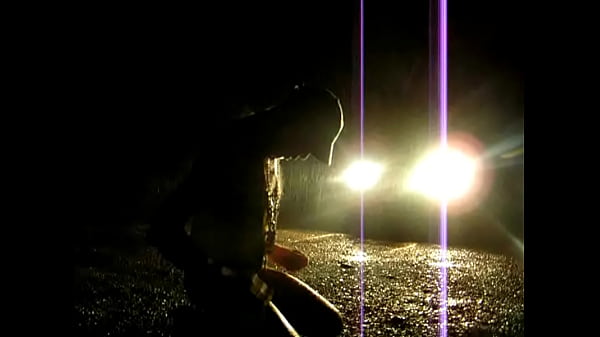 epreuves exhib sur les seins et couilles bien mouill&eacute;e une nuit pluvieuse 