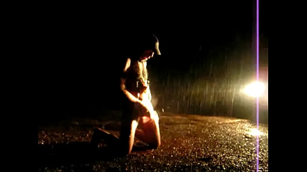 epreuves exhib sur les seins et couilles bien mouill&eacute;e une nuit pluvieuse 