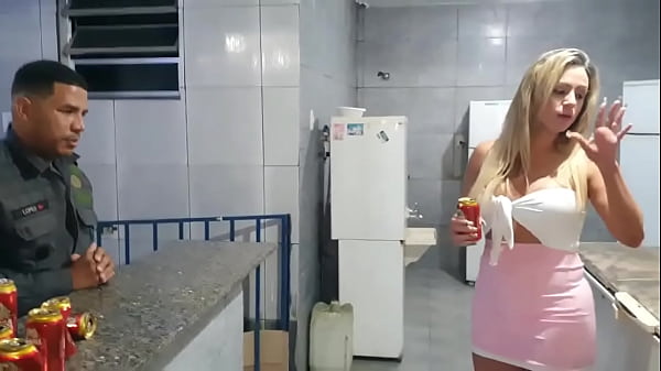 Policial Flagra Final De Festinha Na Quarentena E Para N&atilde;o Serem Presos O Marido Oferece A Esposa Gostosa Pra Uma Sacanagem thumbnail