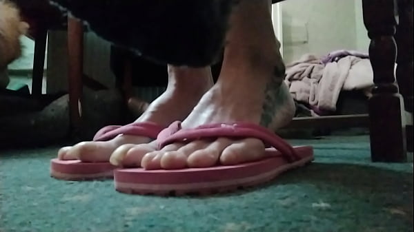 Nonton Big Toes And Huge Talons In Flipflops thumbnail