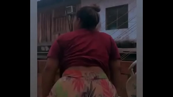 Gostosa exibindo sua grande bunda no instagram