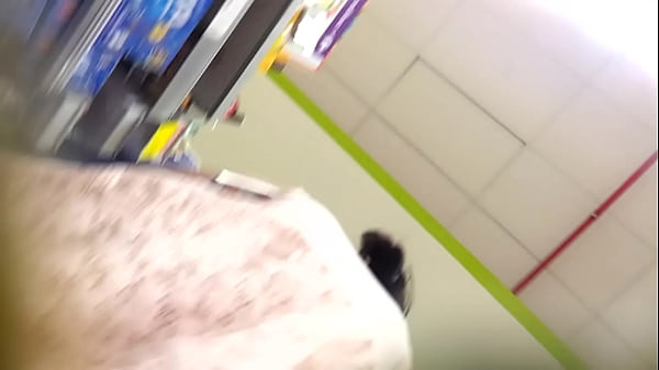 Por baixo da saia da gatinha no supermercado 
