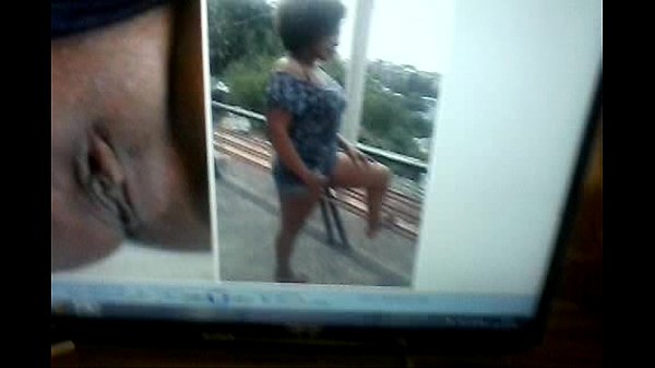 eu se masturbando e olhando as fotos da_vizinha_pelada