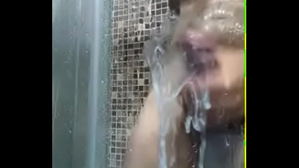 Caralhudo lindo gozando no banho 