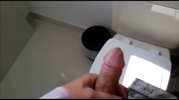 homem de terno se masturbando no escrit&oacute;rio 