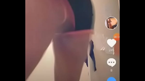 Mueve el culo bien rico esta puta