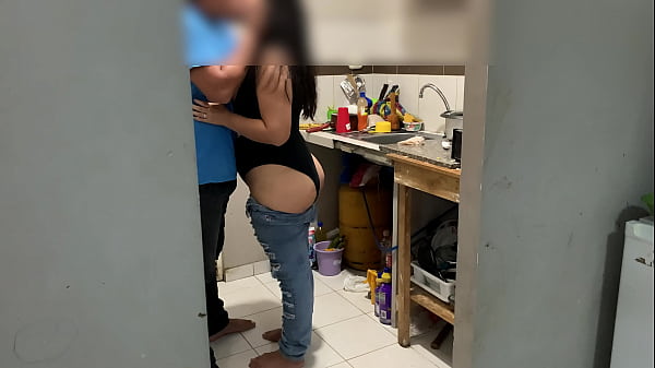Play MP4 - Me culeo a mi amiga en la cocina esta enojada por que el marido la mando a lavar los platos le meto la verga en la vagina y en la boca y el pendejo del marido ve television ni cuenta se da