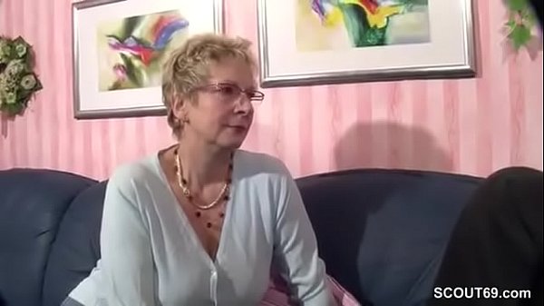 Play MP4 - Mutti will auch endlich mal wieder ficken und schnappt sich ihn