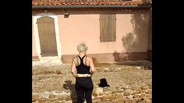 Dans mon leggings sexy en ext&eacute;rieur je crois qu'on voit &agrave; travers 