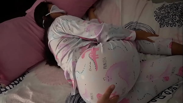 Play MP4 - Me qued&eacute; cuidando a mi dulce hermanastra y la fui a visitar en la noche&comma; como le gusta