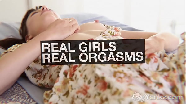 Yanks_Calliope_Toys Her Pussy