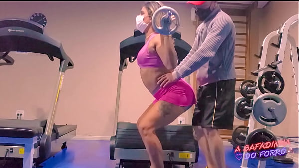 Play MP4 - O instrutor da academia ficou de pau duro me ajudando no treino e acabei dando o cu pra ele - Fabio Lavatti