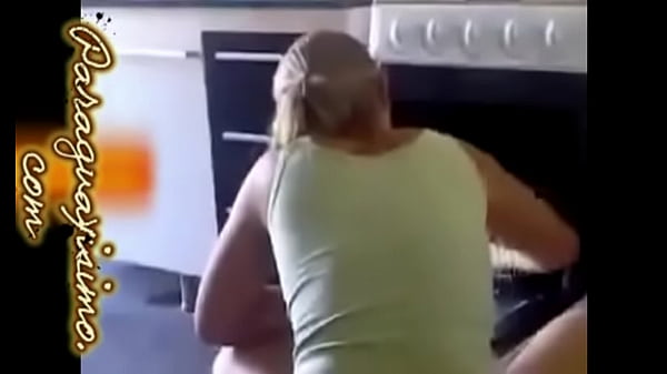 Rica mami de casa limpiando su cocinita 