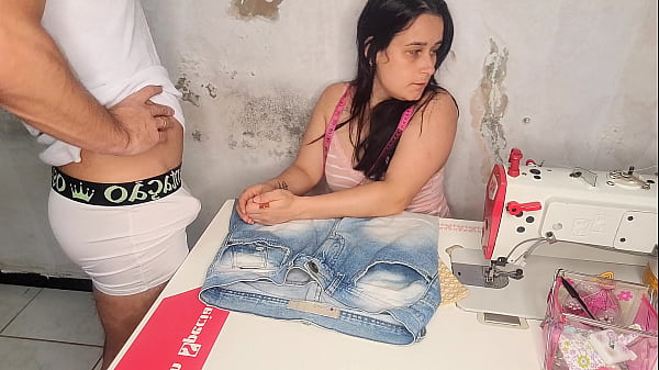Costureira casada deixa cliente de pau duro! 