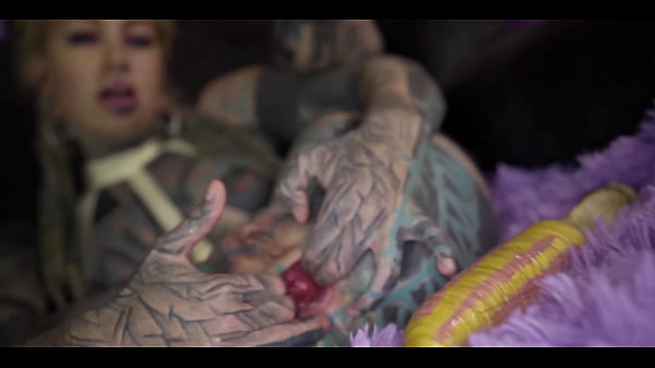 Anuskatzz wants extreme anal insertion to squirt