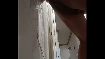 En una regadera ajena me doy muy duro con mi dildo cabezó_n y me saca gemidos y jugos de mi culo tragó_n