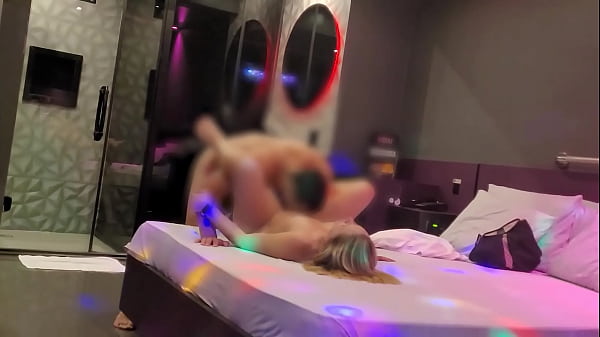 Coroa milf ensina o novinho como foder uma casada na frente do corno