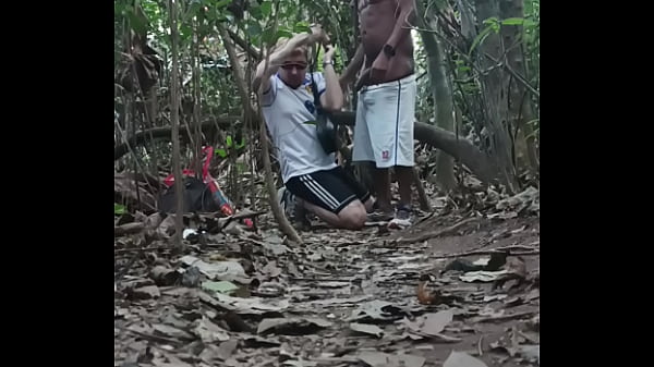 Play MP4 - Novinho se perdeu no mato e neg&atilde;o ajudou ele em troca do cuzinho &lpar;COMPLETO NO RED&rpar;