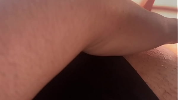 En la ma&ntilde;ana me pongo muy caliente corro mi pantie hacia un lado y me m&aacute;sturbo intensamente 