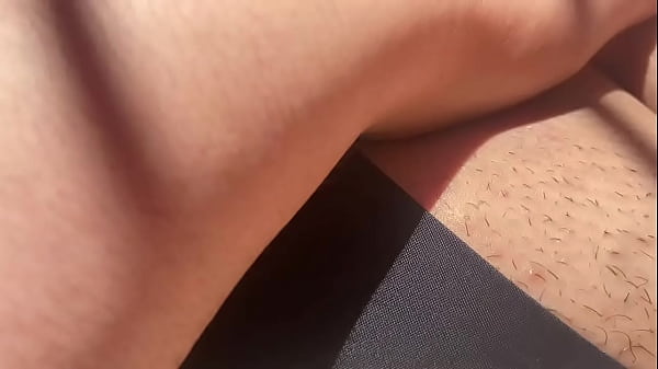 en la ma&ntilde;ana me pongo muy caliente corro mi pantie hacia un lado y me m&aacute;sturbo intensamente 