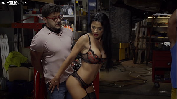 Play MP4 - Dirty girl in a garage