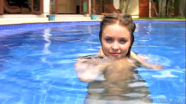 Play MP4 - Naked and wet and oh so sexy