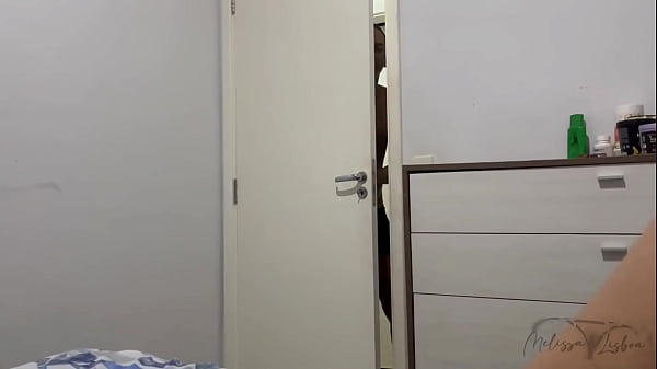 Play MP4 - Enteado me espiando enquanto eu me depilava acabei chamando ele para entrar e fodi gostoso