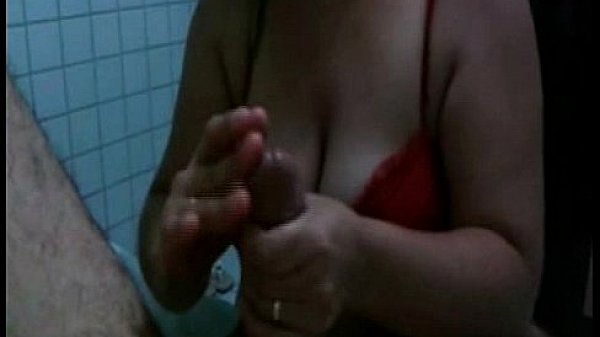 Esposa batendo punheta no marido 