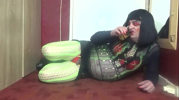 Play MP4 - bisexual crossdresser is it me or is it that no one eles likes it because i do i love it part 2