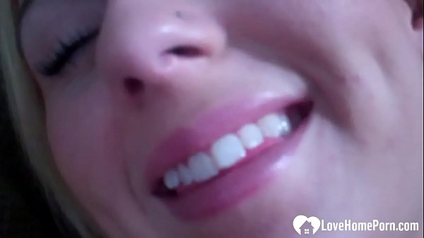 Play MP4 - Angel with blue eyes making herself moan