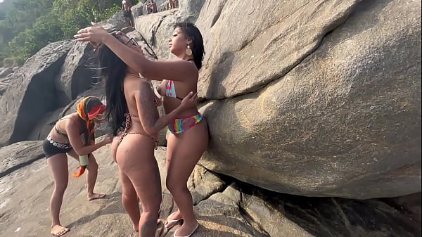 Putaria Na Praia De Nudismo Sexo Expl&iacute;cito Na Frente Das Pessoas thumbnail