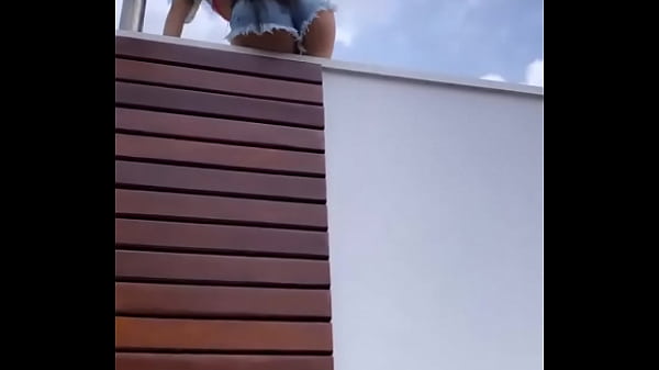 Juliana bonde trepando no muro