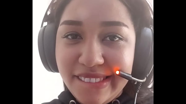 Morena culona y_Linda Jugando Fall Guys_En El Playstation Mientras Se Chupa Una_Polla Blanca Enorme