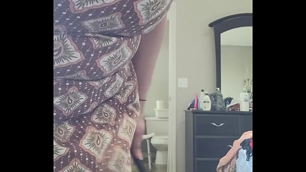 Vacuuminng while jiggling her tattas 