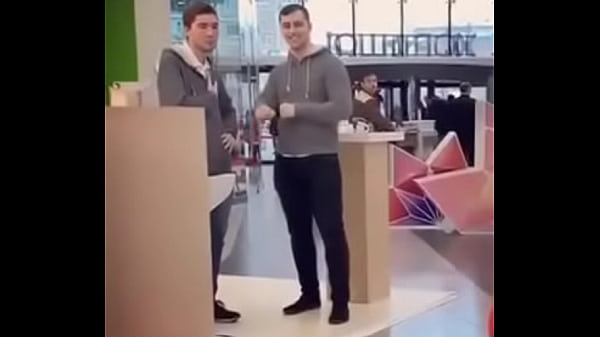 Chica baila con pantalon_de Pokémon