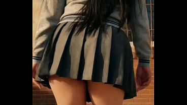 TIENE 19 A&Ntilde;OS Y MUEVE BIEN EL CULO, PUEDES VERLA AHORA ENTREGANDO ESAS NALGAS, MIRA SUS VIDEOS EN MI CANAL 