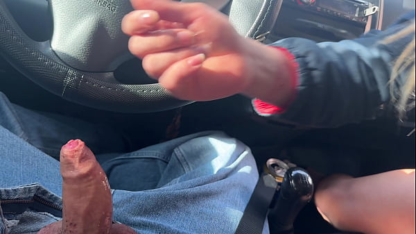 Sexo oral intenso en el carro 