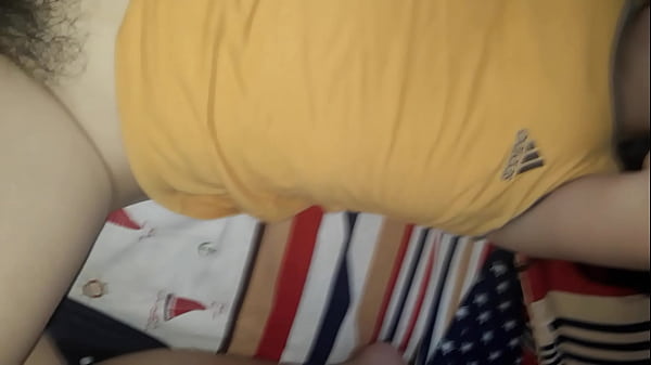 Em gái trắng nõn áo_vàng