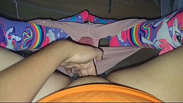 video casero mis piernas abiertas en mis tanga mojada con medias de &uacute_nicornio y bien rico me meto los dedos en mi vagina h&uacute_meda que ando caliente.