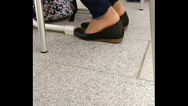 Play MP4 - shoeplay and dipping with tan nylons and flats