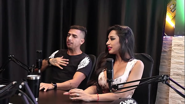 Precisou explicar_para a família_o que fazia após acharem ser uma garotade programa Casal Fada_PrazeresSHEER RED