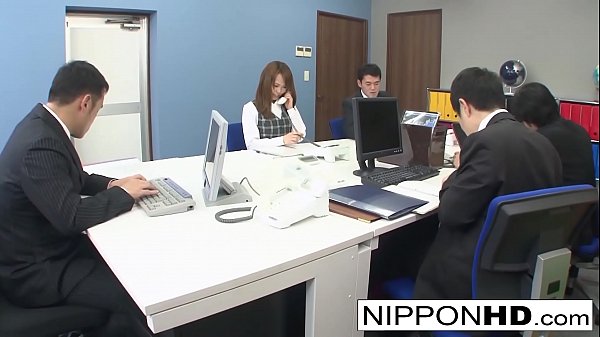 Play MP4 - Asian secretary gets played with while she's on the phone