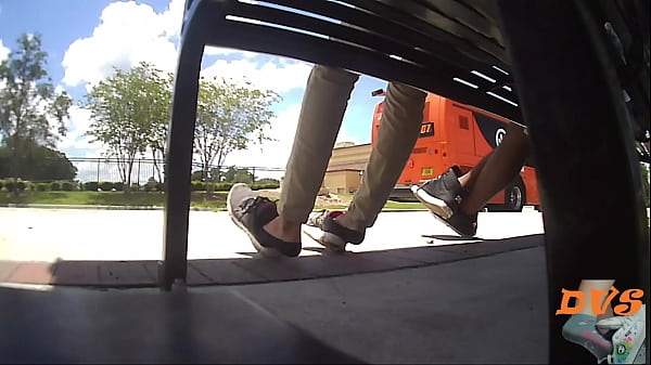 sneaker shoeplay with socks