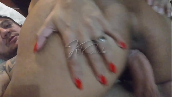 Cheguei em casa e meu marido tinha convidado um novinho pra me foder junto com ele 