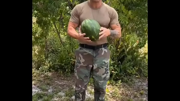 Nonton I Challenge You To The Watermelon Challenge... Don't Be Scared #watermelonchallenge #gijoey thumbnail